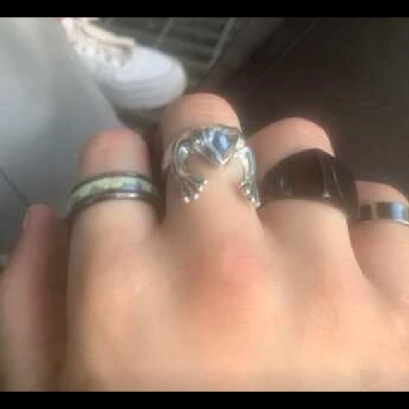 Very Cute Men and Women Frog Design Ring - Picture 4 of 7